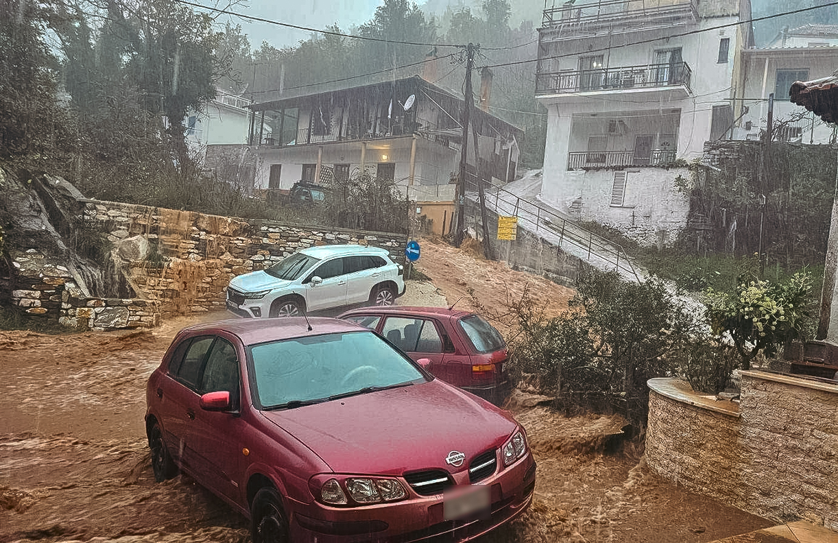 Μεγάλες ζημιές στη Θάσο από την κακοκαιρία Adel: Χείμαρροι στους δρόμους και αυτοκίνητα παρασύρονται