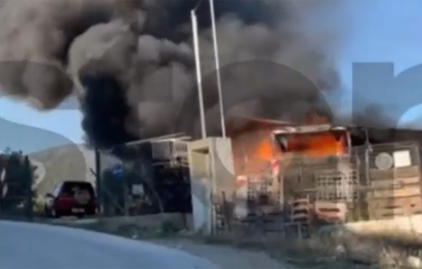 Δραματική διάσωση ηλικιωμένου από φλεγόμενο τροχόπιστο στην Καβάλα – Φώναζε «καίγομαι»