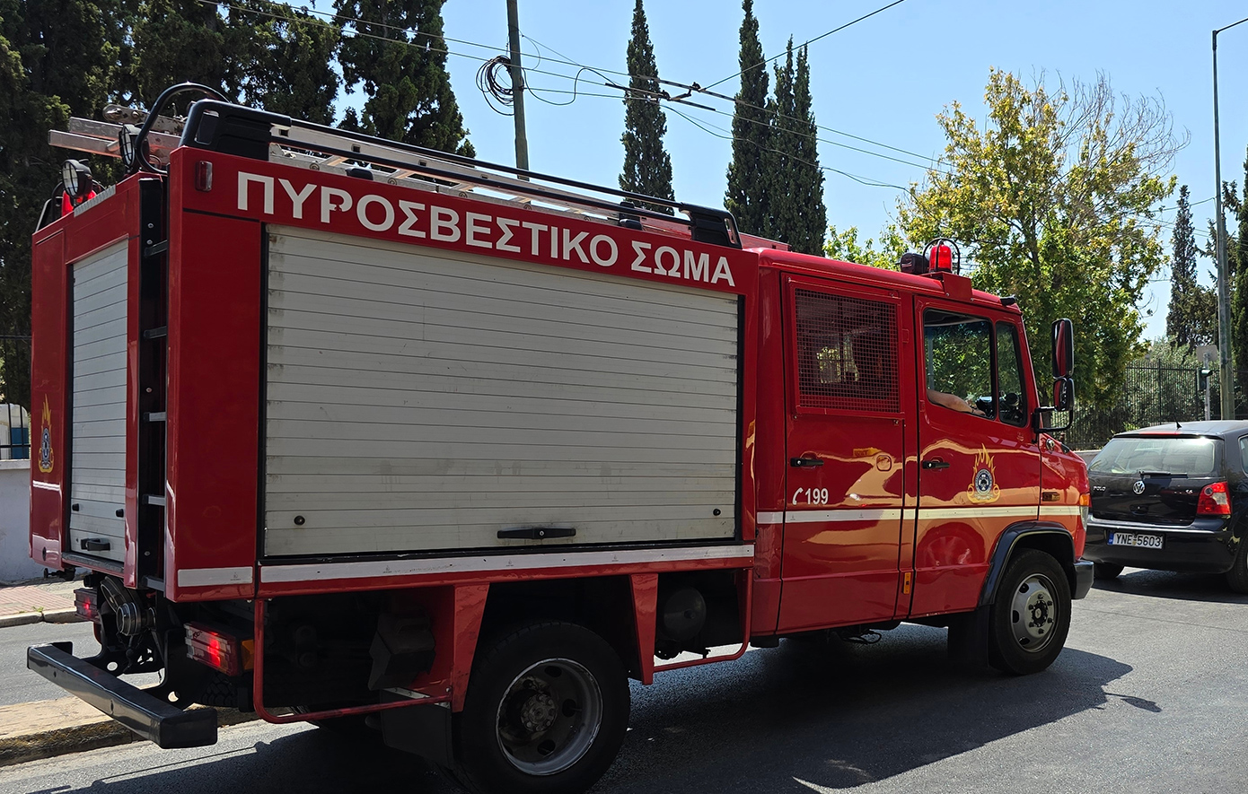 Φωτιά με εκρήξεις σε ταράτσα στους Άγιους Αναργύρους