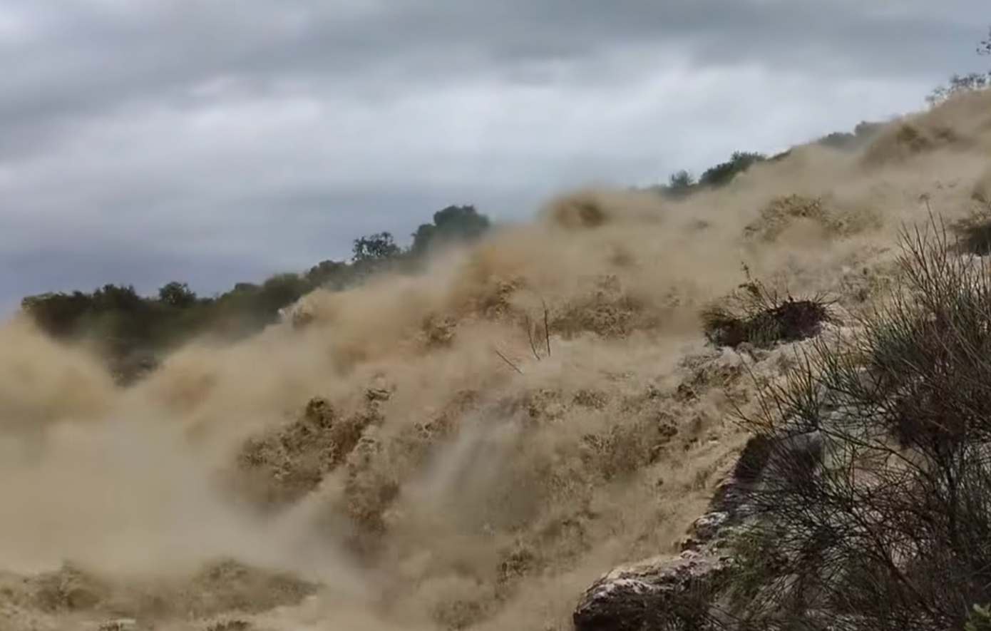 Ραγδαίες βροχές φούσκωσαν ρέμα στην Αμφιλοχία, ορμητικά νερά στον Αμβρακικό