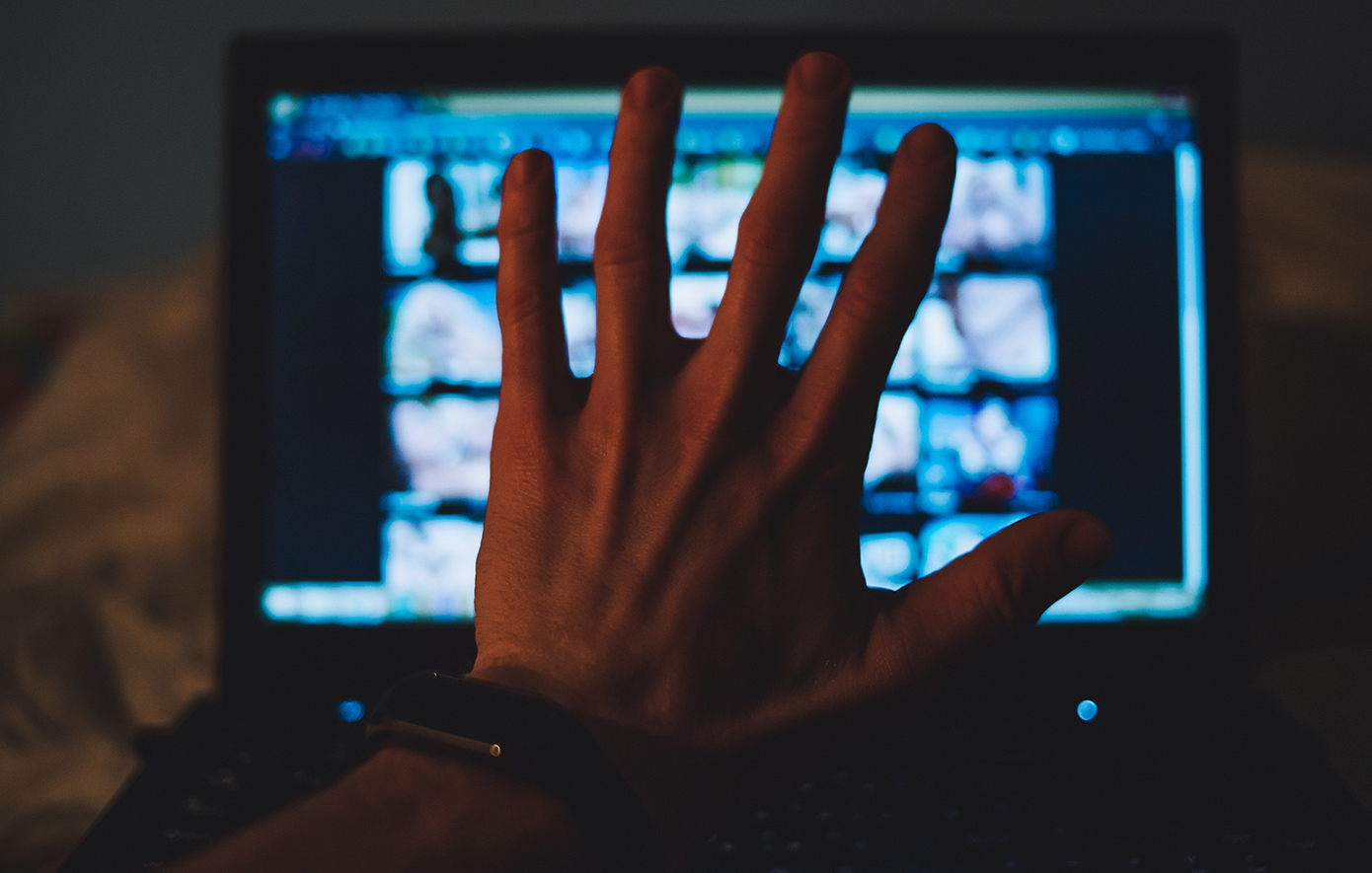 21χρονος κατέθεσε μήνυση κατά του 50χρονου συντρόφου του – Απειλές με εκδικητικό πορνό