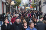 Στους δρόμους οι καταναλωτές σε Αθήνα και Θεσσαλονίκη για την πολυαναμενόμενη Black Friday