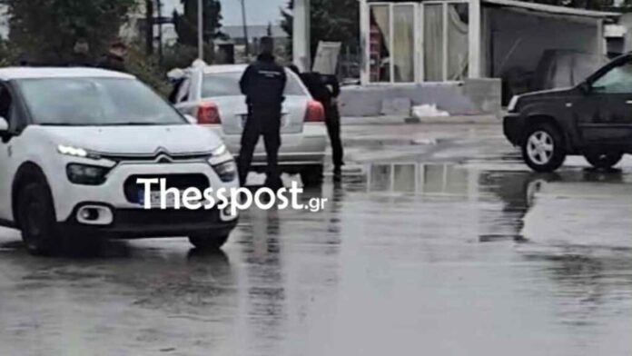 Επιχείρηση της Αστυνομίας σε οικισμό Ρομά στη Θεσσαλονίκη – Βίντεο από τις εφόδους της ΕΛ.ΑΣ.