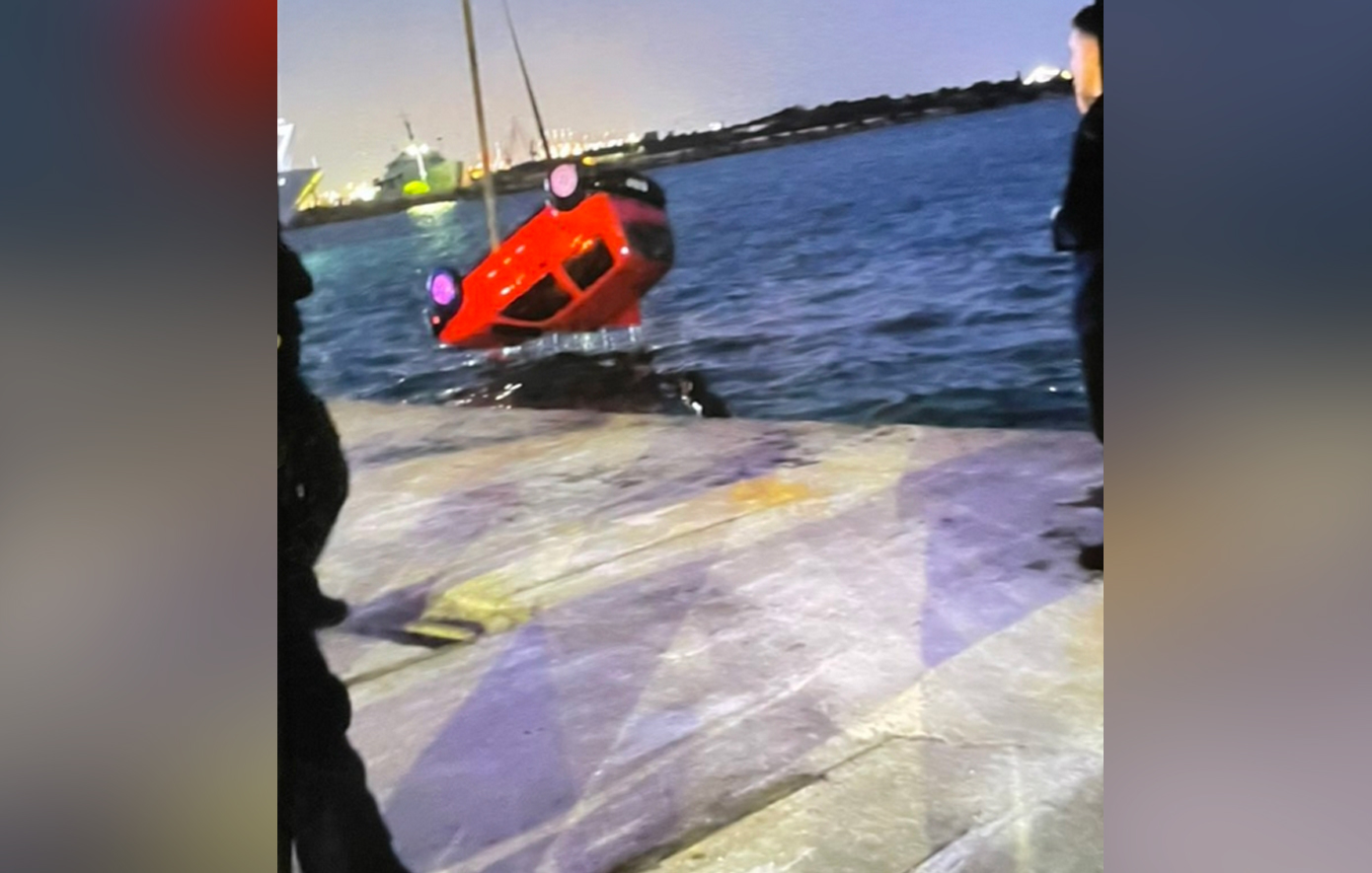 Δραματικό συμβάν στο λιμάνι της Σαλαμίνας: Όχημα βυθίστηκε στη θάλασσα – Νεκρός βρέθηκε ο οδηγός