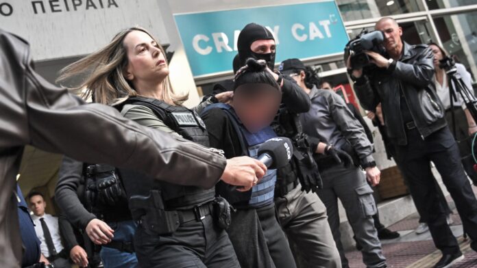 Προθεσμία για την Παρασκευή έλαβε η 46χρονη που δολοφόνησε την πεθερά της στη Σαλαμίνα – Κατηγορίες για ανθρωποκτονία από πρόθεση και οπλοχρησία