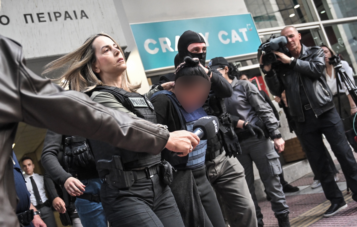 Προθεσμία για την Παρασκευή έλαβε η 46χρονη που δολοφόνησε την πεθερά της στη Σαλαμίνα – Κατηγορίες για ανθρωποκτονία από πρόθεση και οπλοχρησία