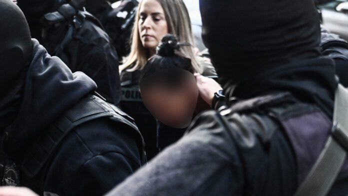 Μυστήριο με τα δύο μαχαίρια που βρέθηκαν στο σπίτι της 75χρονης στη Σαλαμίνα – «Το αίμα πέρασε μέσα από τα γάντια»