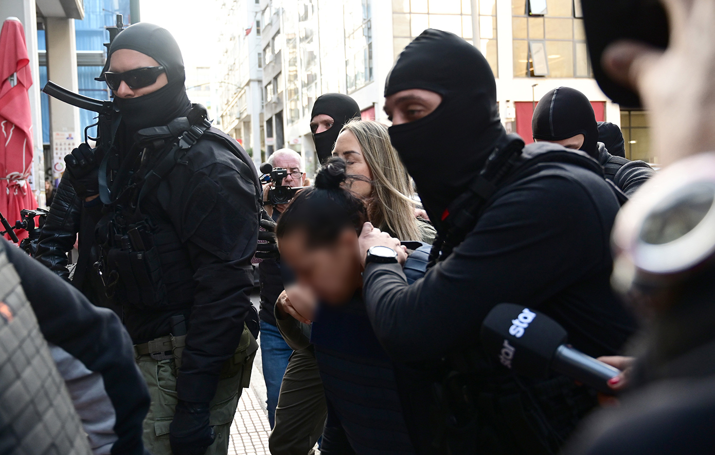 Νέα στοιχεία για τη δολοφονία της ηλικιωμένης στη Σαλαμίνα – «Είναι υπό κατάσταση κατάρρευσης», λέει ο δικηγόρος της 46χρονης νύφης της