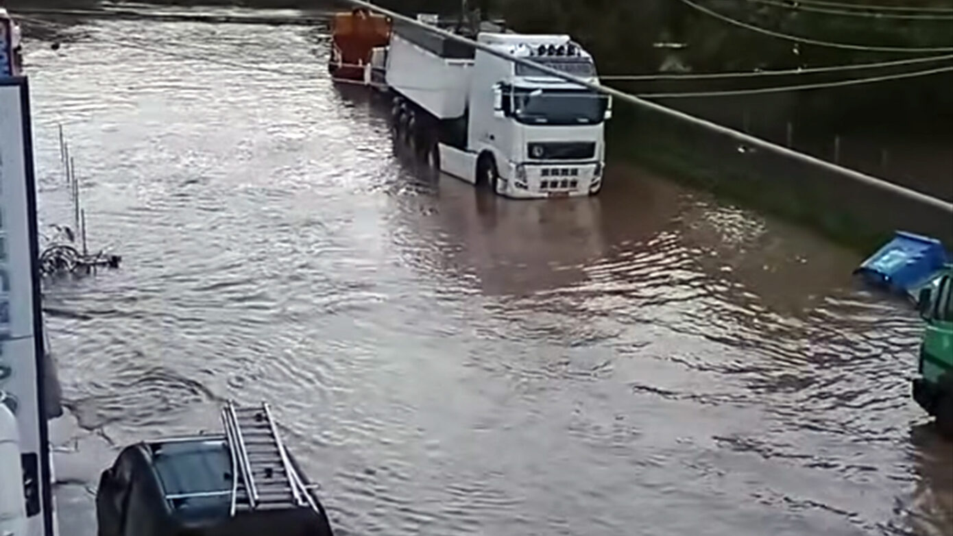 Μεγάλες δυσκολίες στη Λέσβο λόγω κακοκαιρίας: Πλημμυρισμένοι δρόμοι και οικίες σε Καλλονή και Σκάλα