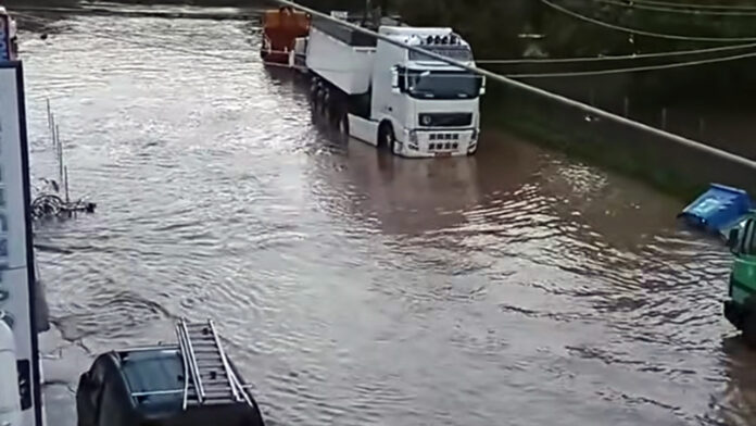 Μεγάλες δυσκολίες στη Λέσβο λόγω κακοκαιρίας: Πλημμυρισμένοι δρόμοι και οικίες σε Καλλονή και Σκάλα