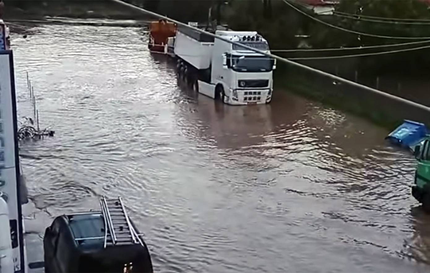 Μεγάλες δυσκολίες στη Λέσβο λόγω κακοκαιρίας: Πλημμυρισμένοι δρόμοι και οικίες σε Καλλονή και Σκάλα