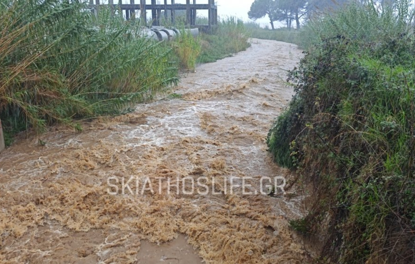 Κακοκαιρία στη Σκιάθο: Οι δρόμοι μετατράπηκαν σε «χείμαρρους» από τις σφοδρές βροχοπτώσεις