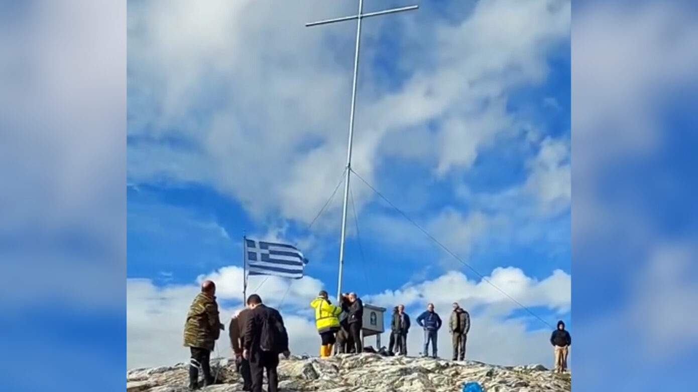 Κάτοικοι ανήγειραν σταυρό 10 μέτρων στο όρος Αυγό Ξάνθης – Κλήση σε απολογία από τη δασική υπηρεσία