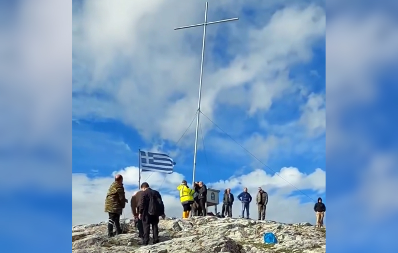 Κάτοικοι ανήγειραν σταυρό 10 μέτρων στο όρος Αυγό Ξάνθης – Κλήση σε απολογία από τη δασική υπηρεσία