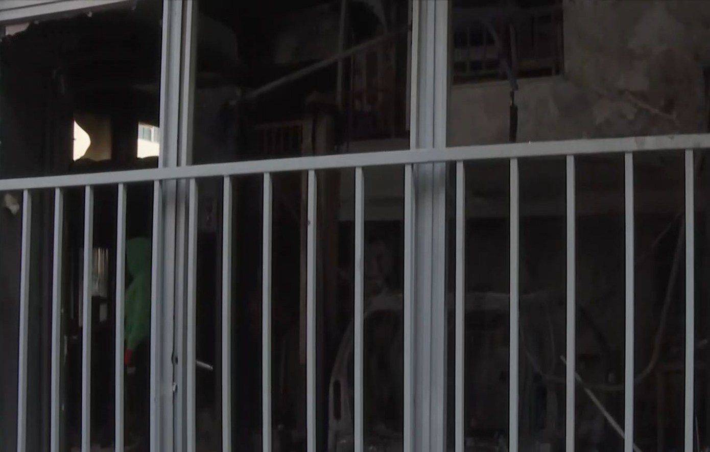 Εμπρηστική επίθεση σε συνεργείο στον Νέο Κόσμο: Έσπασαν την τζαμαρία και έβαλαν φωτιά