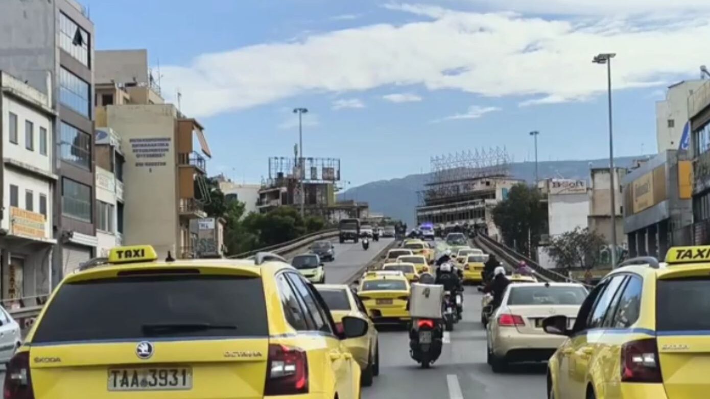Με καπνογόνα, κόρνες και συνθήματα η πορεία των ταξί προς το υπουργείο Μεταφορών – «Μάχη κατά των συμφερόντων», δηλώνει ο Θύμιος Λυμπερόπουλος
