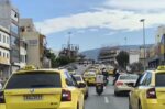 Με καπνογόνα, κόρνες και συνθήματα η πορεία των ταξί προς το υπουργείο Μεταφορών – «Μάχη κατά των συμφερόντων», δηλώνει ο Θύμιος Λυμπερόπουλος