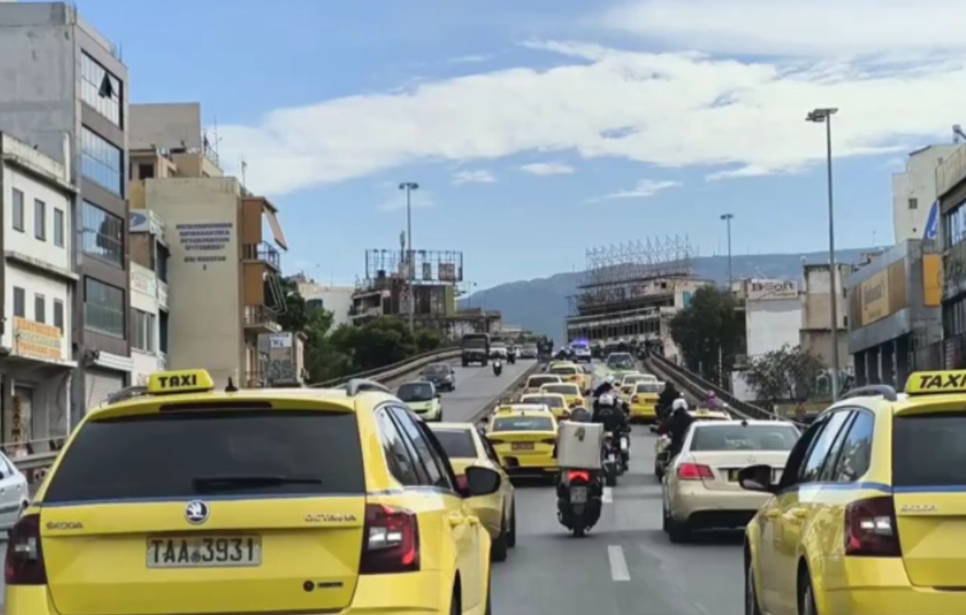 Με καπνογόνα, κόρνες και συνθήματα η πορεία των ταξί προς το υπουργείο Μεταφορών – «Μάχη κατά των συμφερόντων», δηλώνει ο Θύμιος Λυμπερόπουλος