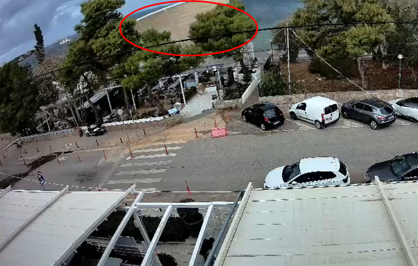 Ισχυρός άνεμος ξήλωσε στέγαστρο από εστιατόριο στο Καβούρι – «Κατέστρεψε τα πάντα»