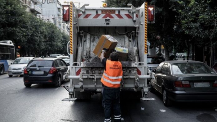 Θεσσαλονίκη: Υπάλληλος τραυματίστηκε πέφτοντας από απορριμματοφόρο – Μεταφέρθηκε στο νοσοκομείο