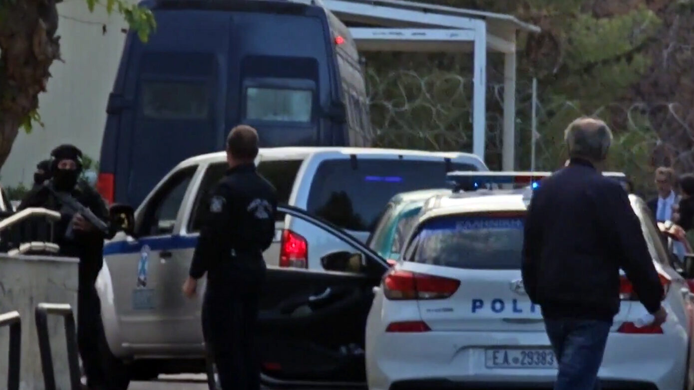 Δολοφονία τοπογράφου στο Ψυχικό: Υπό αυστηρά μέτρα η δίκη στην Ευελπίδων – Η μεταγωγή των δύο κατηγορουμένων