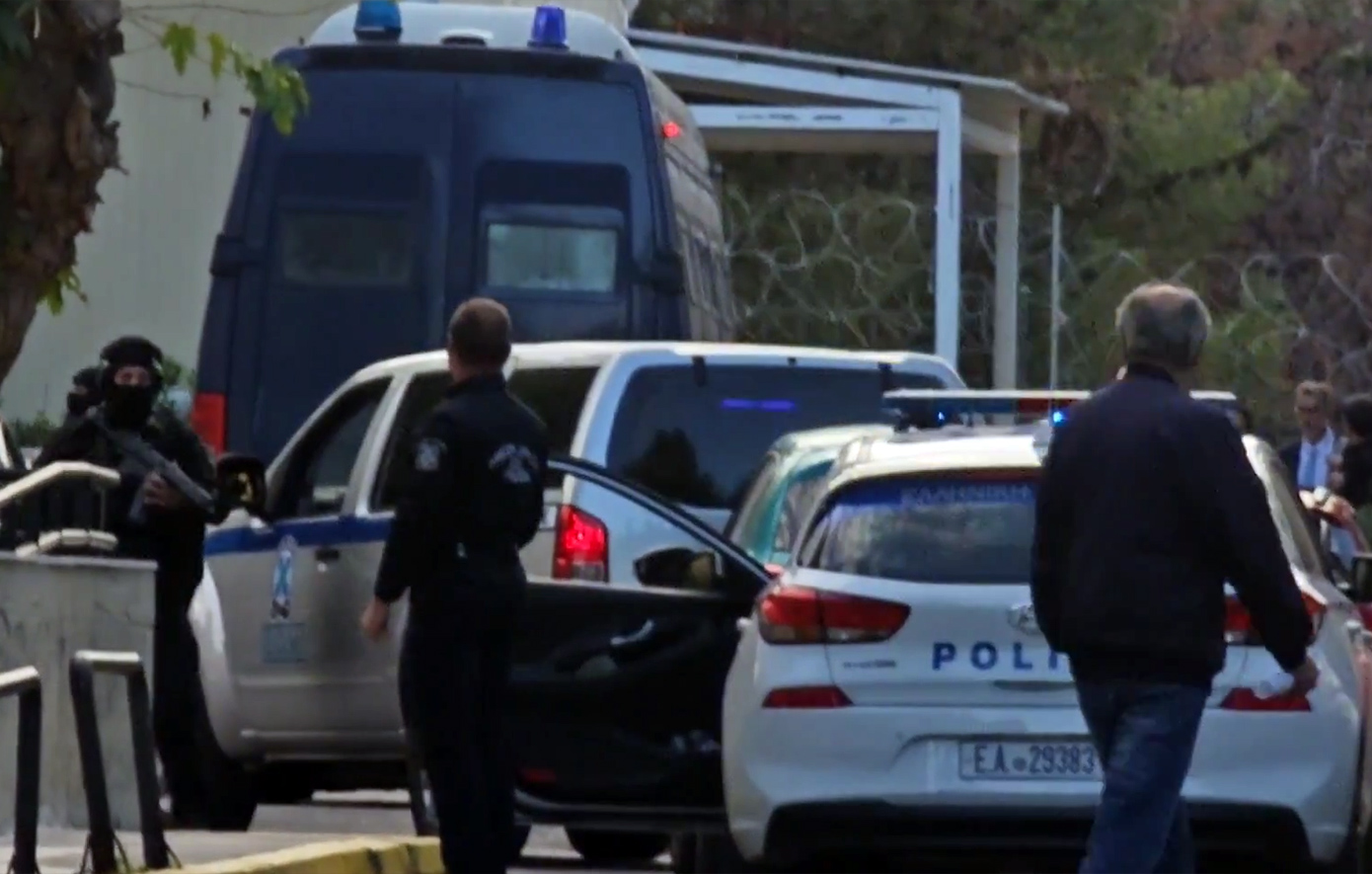 Δολοφονία τοπογράφου στο Ψυχικό: Υπό αυστηρά μέτρα η δίκη στην Ευελπίδων – Η μεταγωγή των δύο κατηγορουμένων