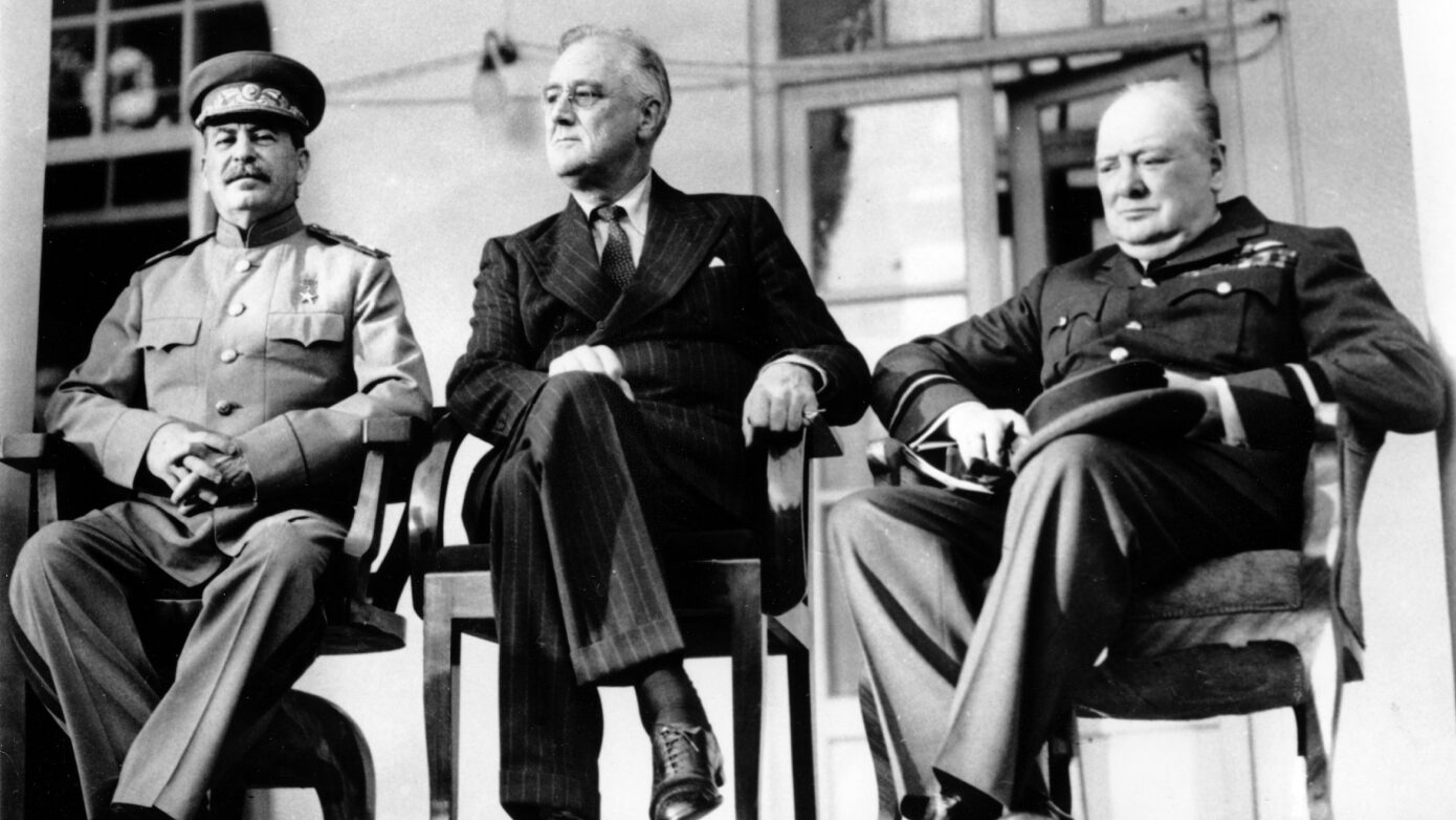 Σαν σήμερα 28 Νοεμβρίου: Οι «Τρεις Μεγάλοι» καθορίζουν την πτώση των Ναζί – Το «μαύρο χιούμορ» του Στάλιν που εξόργισε τον Τσώρτσιλ