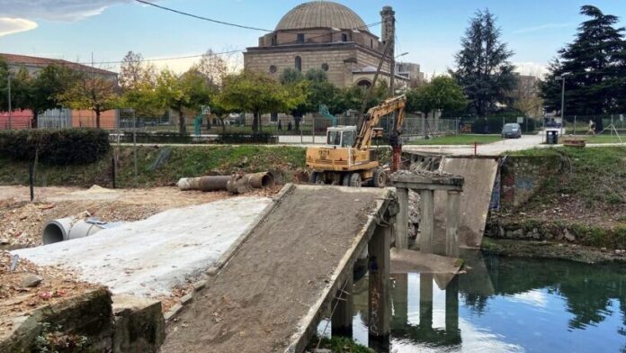 Κατεδαφίζεται η πεζογέφυρα του Αγίου Κωνσταντίνου στα Τρίκαλα