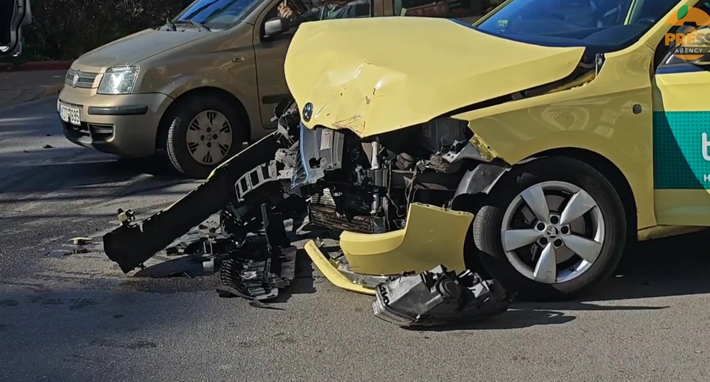 Σφοδρή μετωπική σύγκρουση βαν με ταξί στην Ευελπίδων