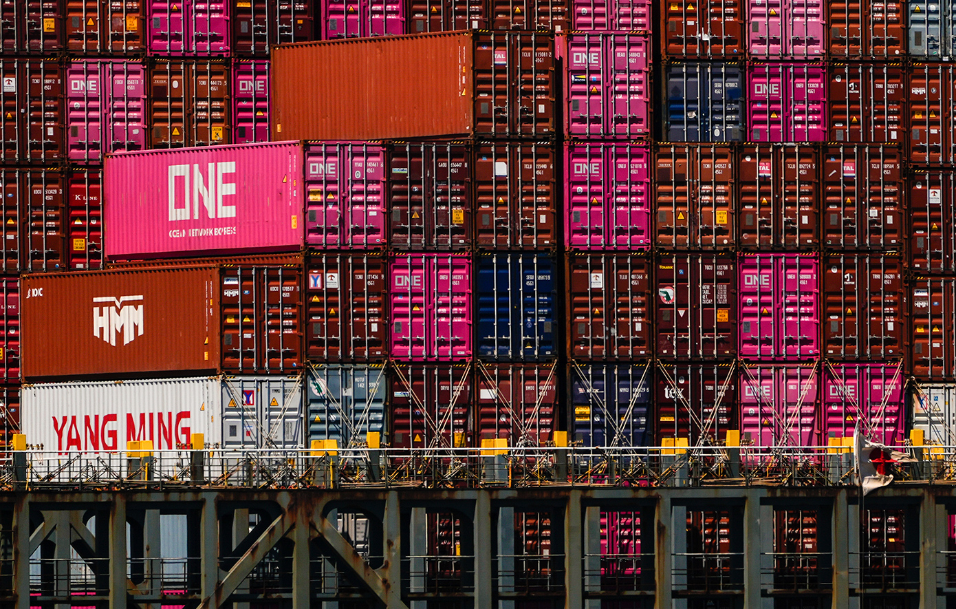 Οι εμπορικές σχέσεις ΗΠΑ – ΕΕ παραμένουν τεταμένες παρά τη συμφωνία του Ιουλίου για δασμούς