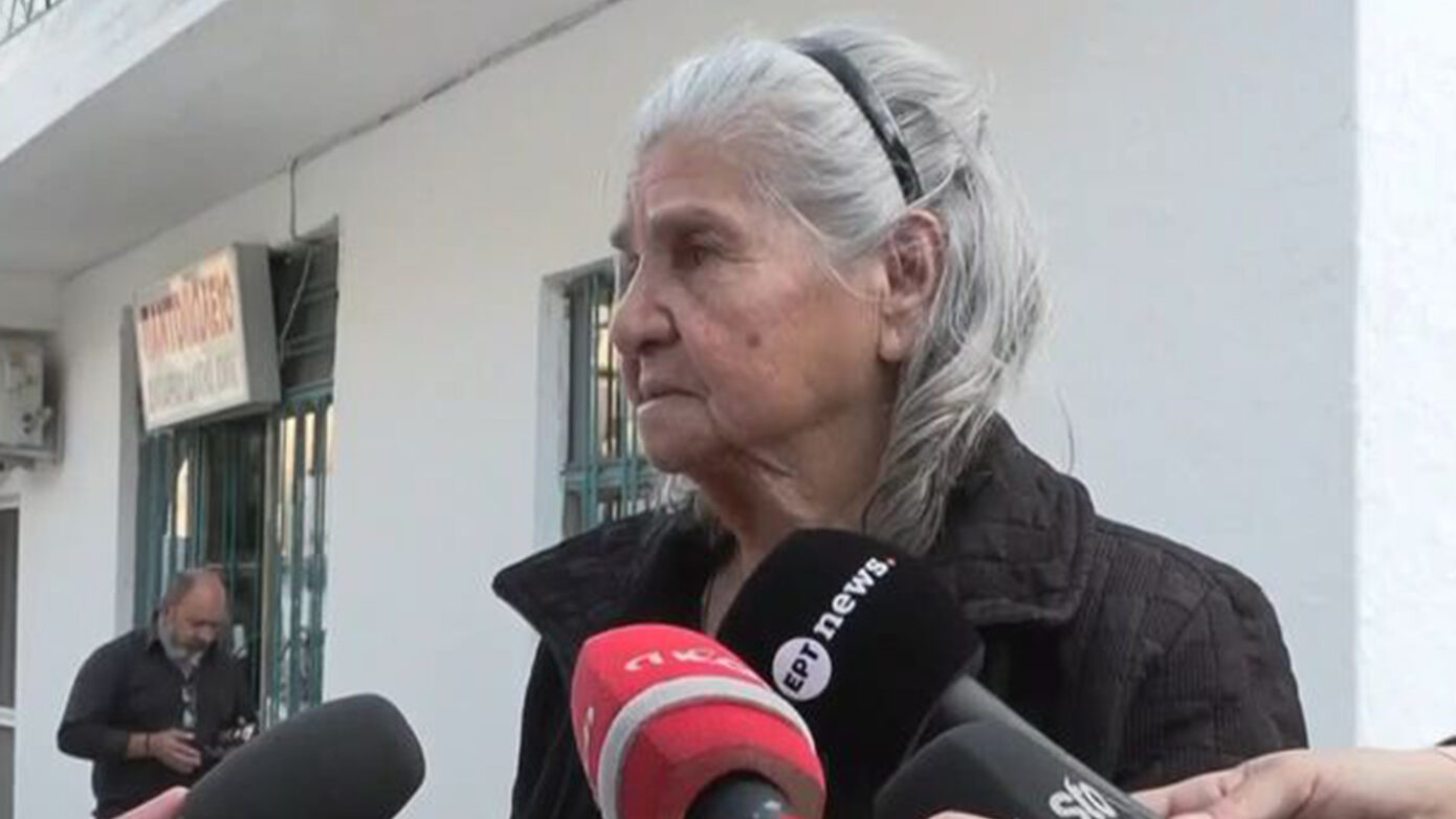 «Δεν φεύγω, δεν έχω πού να πάω»: Αποχαιρέτησε την κόρη της στα Βορίζια και κέρασε τους δημοσιογράφους