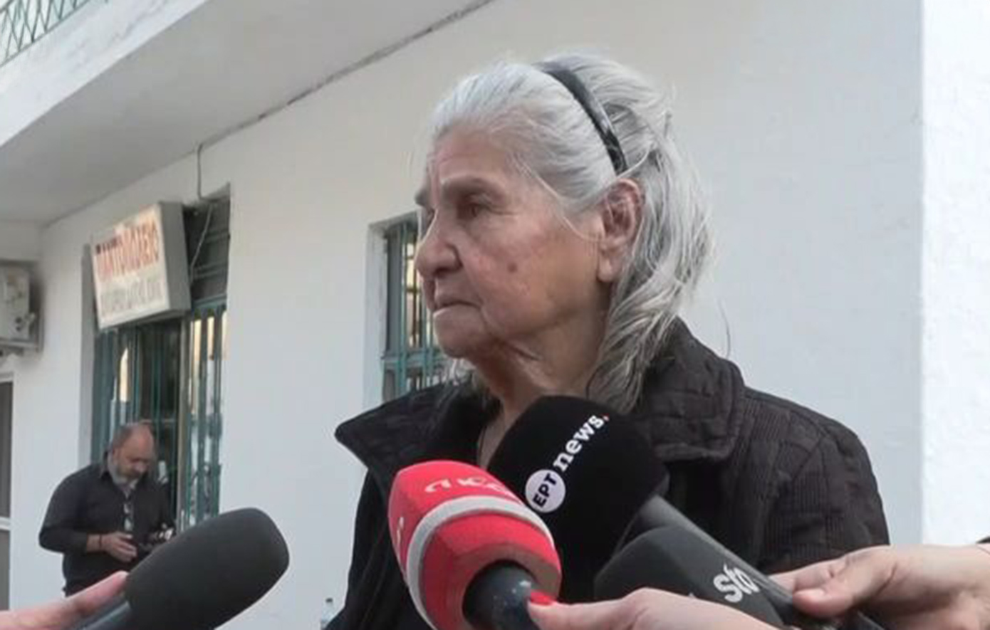 «Δεν φεύγω, δεν έχω πού να πάω»: Αποχαιρέτησε την κόρη της στα Βορίζια και κέρασε τους δημοσιογράφους