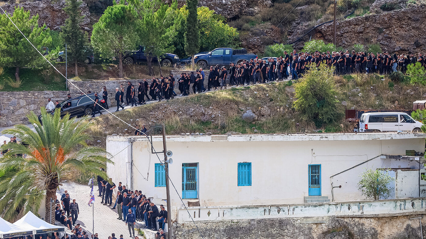 Απόβαση της ΕΛ.ΑΣ. στα Βορίζια: Προσαγωγές και έρευνες ακόμη και σε νεκροταφεία υπό τον φόβο νέας αιματοχυσίας