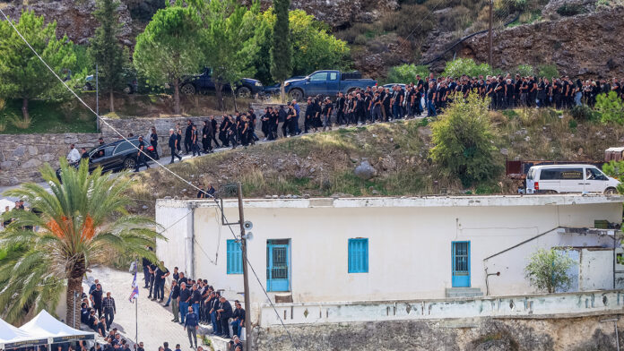 Απόβαση της ΕΛ.ΑΣ. στα Βορίζια: Προσαγωγές και έρευνες ακόμη και σε νεκροταφεία υπό τον φόβο νέας αιματοχυσίας