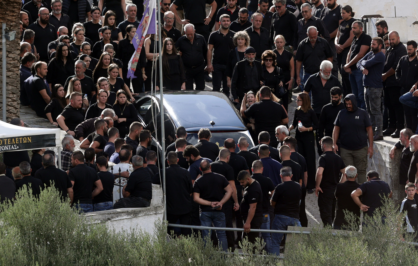 «Το μίσος δεν θεραπεύεται με μίσος, η δικαιοσύνη δεν επιτυγχάνεται με αίμα» – Συγκλονίζει ο ιερέας στην κηδεία της Ευαγγελίας