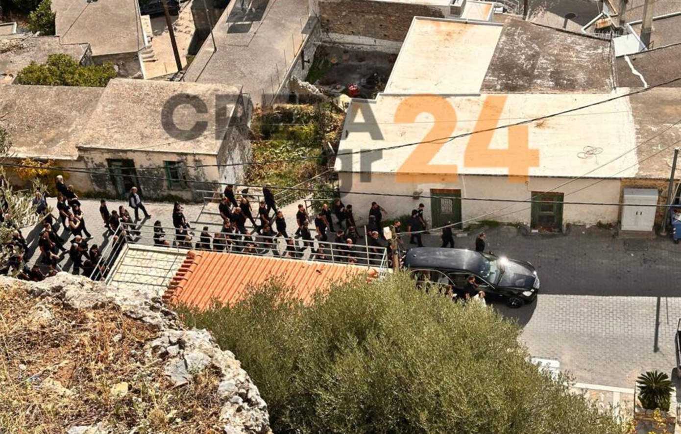 Κραυγές και θλίψη στην κηδεία του 39χρονου στα Βορίζια: «Σ’ αγαπώ! Σ’ αγαπώ μ’ ακούς;» – Το χωριό ντυμένο στα μαύρα μετά το μακελειό