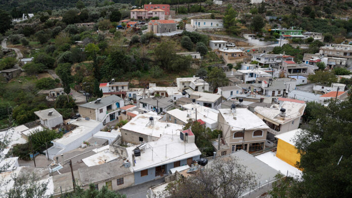 Χωριό «φάντασμα» γεμάτο περιπολικά στα Βορίζια – Οι αστυνομικοί ερευνούν πηγάδια, σπηλιές και νεκροταφεία για όπλα