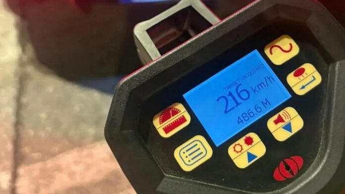 Διάσημος επιχειρηματίας μετέτρεψε τη Λεωφόρο Βουλιαγμένης σε πίστα, φτάνοντας ταχύτητα 216 χλμ – Βίντεο ντοκουμέντο