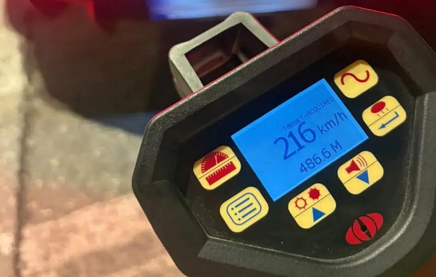 Διάσημος επιχειρηματίας μετέτρεψε τη Λεωφόρο Βουλιαγμένης σε πίστα, φτάνοντας ταχύτητα 216 χλμ – Βίντεο ντοκουμέντο