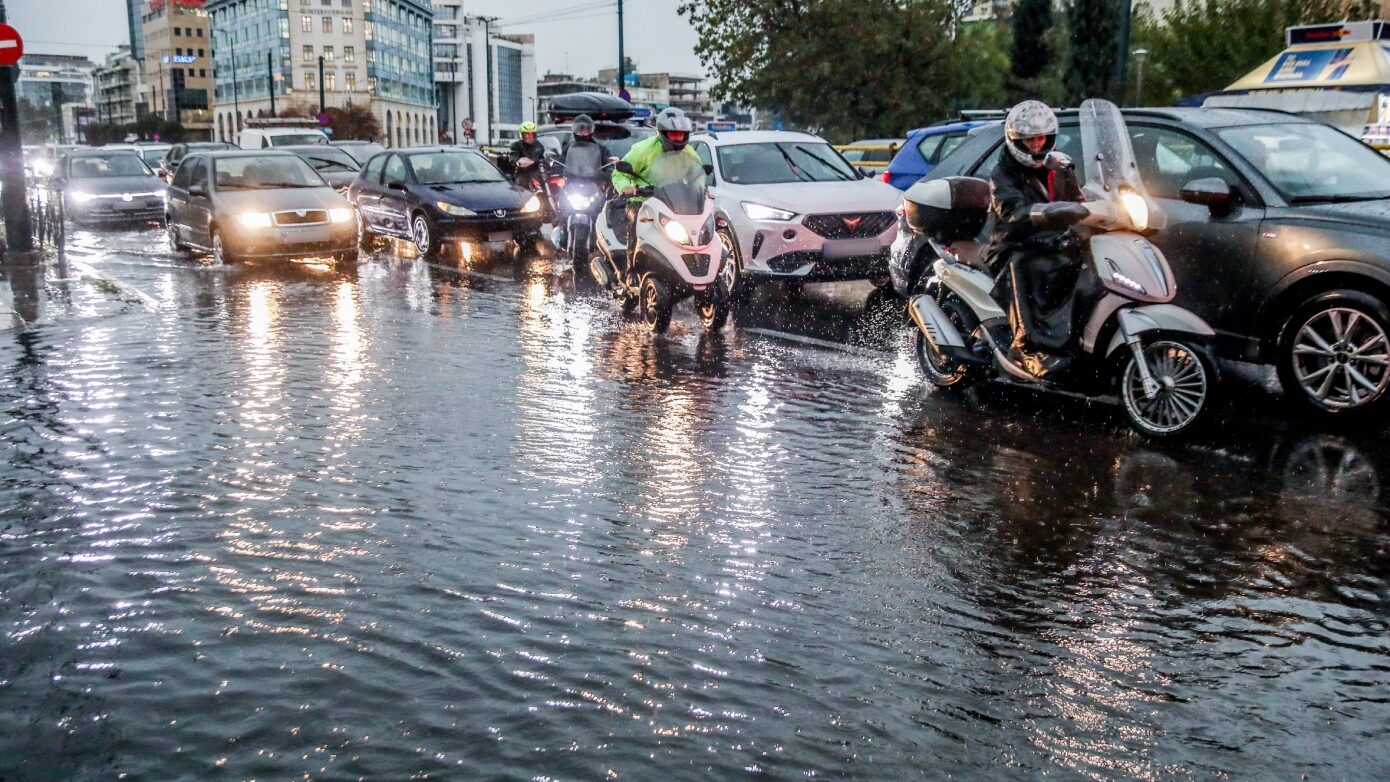 Πάνω από 50 mm βροχής «βούλιαξαν» την Αττική: Πού καταγράφηκε το μεγαλύτερο ύψος, πλημμύρισαν οι δρόμοι της Αθήνας – Δείτε χάρτη