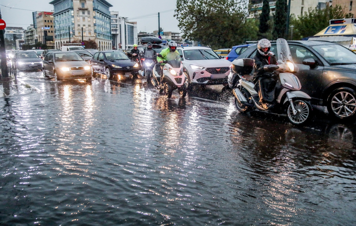 Πάνω από 50 mm βροχής «βούλιαξαν» την Αττική: Πού καταγράφηκε το μεγαλύτερο ύψος, πλημμύρισαν οι δρόμοι της Αθήνας – Δείτε χάρτη