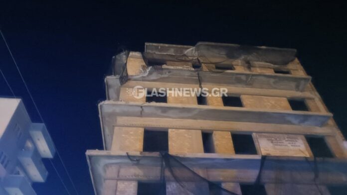Μπαλκόνι κτιρίου κατέρρευσε στο κέντρο των Χανίων – Συντρίμμια στον δρόμο, δείτε φωτογραφίες