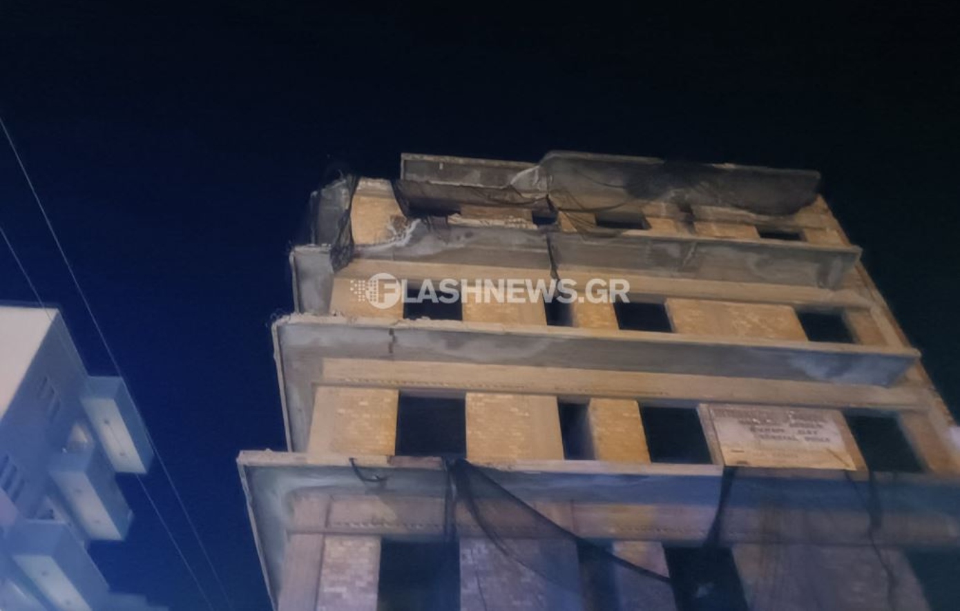Μπαλκόνι κτιρίου κατέρρευσε στο κέντρο των Χανίων – Συντρίμμια στον δρόμο, δείτε φωτογραφίες