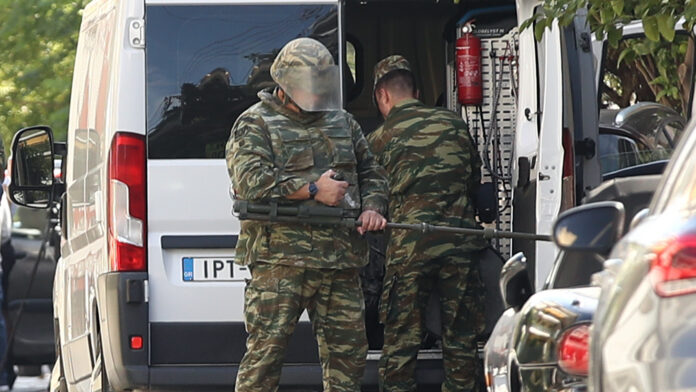 Τι ψάχνει το «ελληνικό FBI» για τη χειροβομβίδα στον αρχιφύλακα των φυλακών Κορυδαλλού