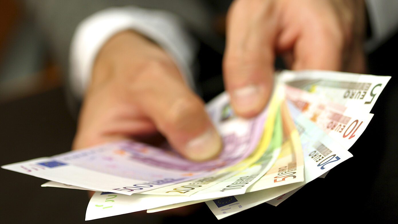 Παράταση για εξόφληση οφειλών στην εφορία μέχρι Δευτέρα – Αυτόματη διαγραφή προστίμων και προσαυξήσεων