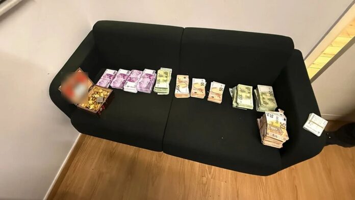 Αποκαλυπτικές λεπτομέρειες για το δίκτυο του διάσημου επιχειρηματία – Οι σοκαριστικοί διάλογοι και οι απάτες με τις πλαστές ράβδους χρυσού