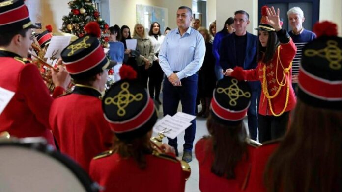 Η Φιλαρμονική Αλμυρού ψάλλει τα κάλαντα στον Περιφερειάρχη Θεσσαλίας