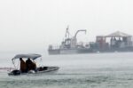 Πετρελαιοκηλίδες στην Ελευσίνα: Ταχύτατη δράση Λιμενικού και συνεργείου καθαρισμού – Ένας συλληφθείς