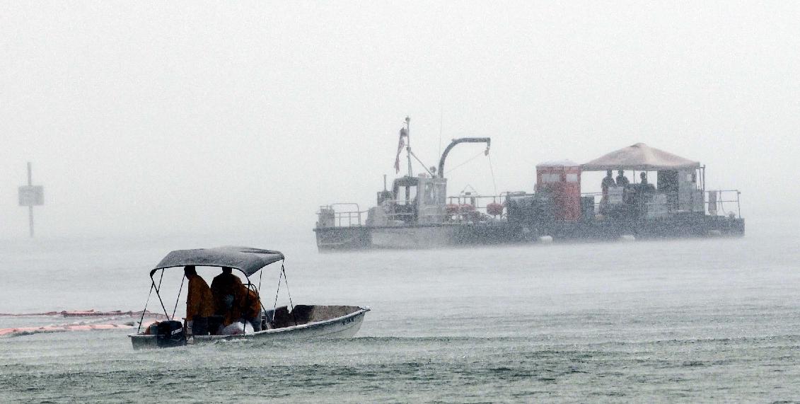 Πετρελαιοκηλίδες στην Ελευσίνα: Ταχύτατη δράση Λιμενικού και συνεργείου καθαρισμού – Ένας συλληφθείς