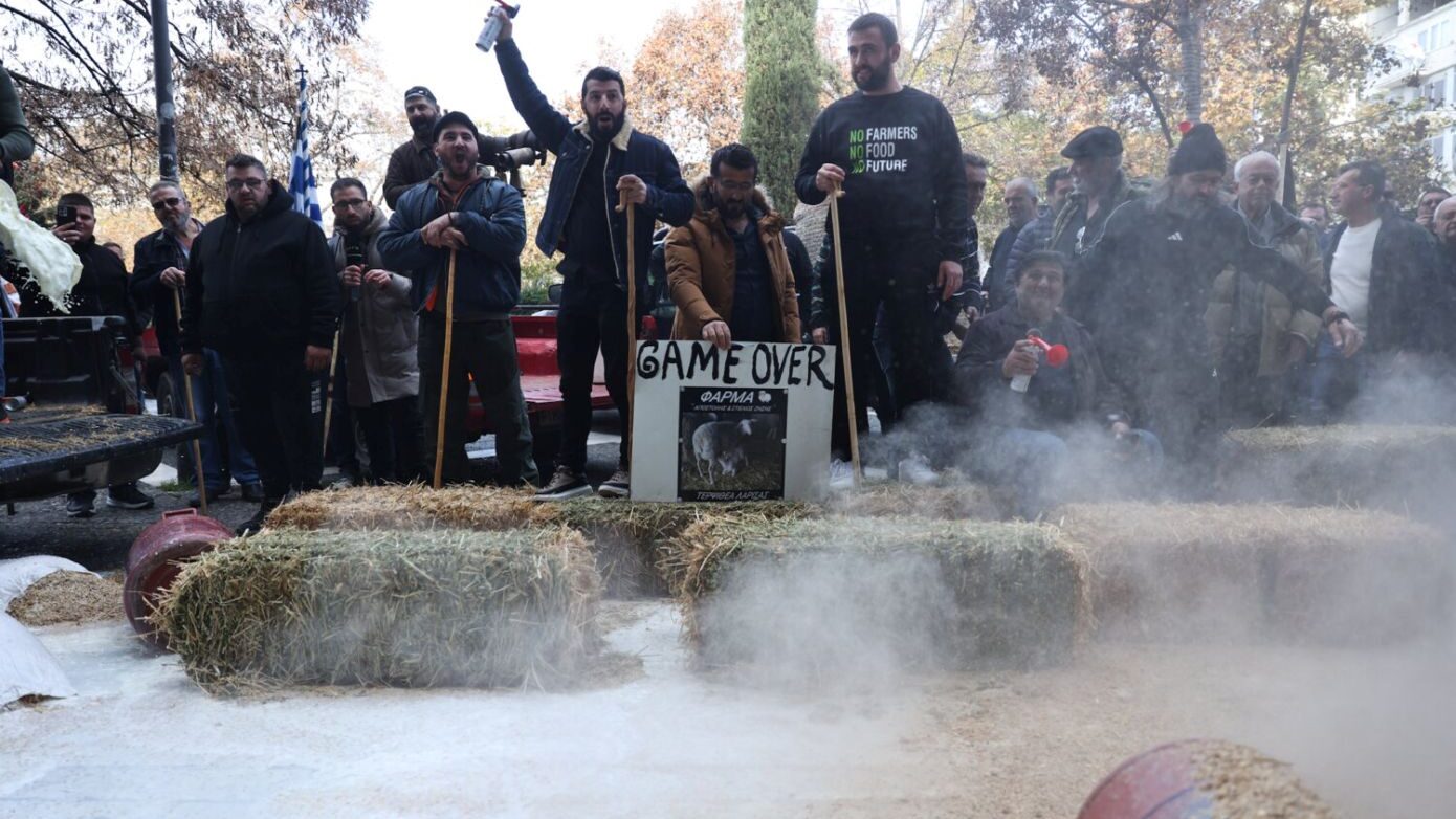 Οργή κτηνοτρόφων στη Λάρισα, έχυσαν γάλα και ζωοτροφές μπροστά από το Δικαστικό Μέγαρο – «Χωρίς τον πρωτογενή τομέα θα πεινάσετε όλοι»
